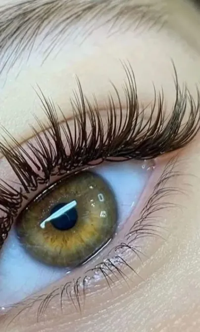 Extensiones de pestañas con volumen sobre un ojo verde.